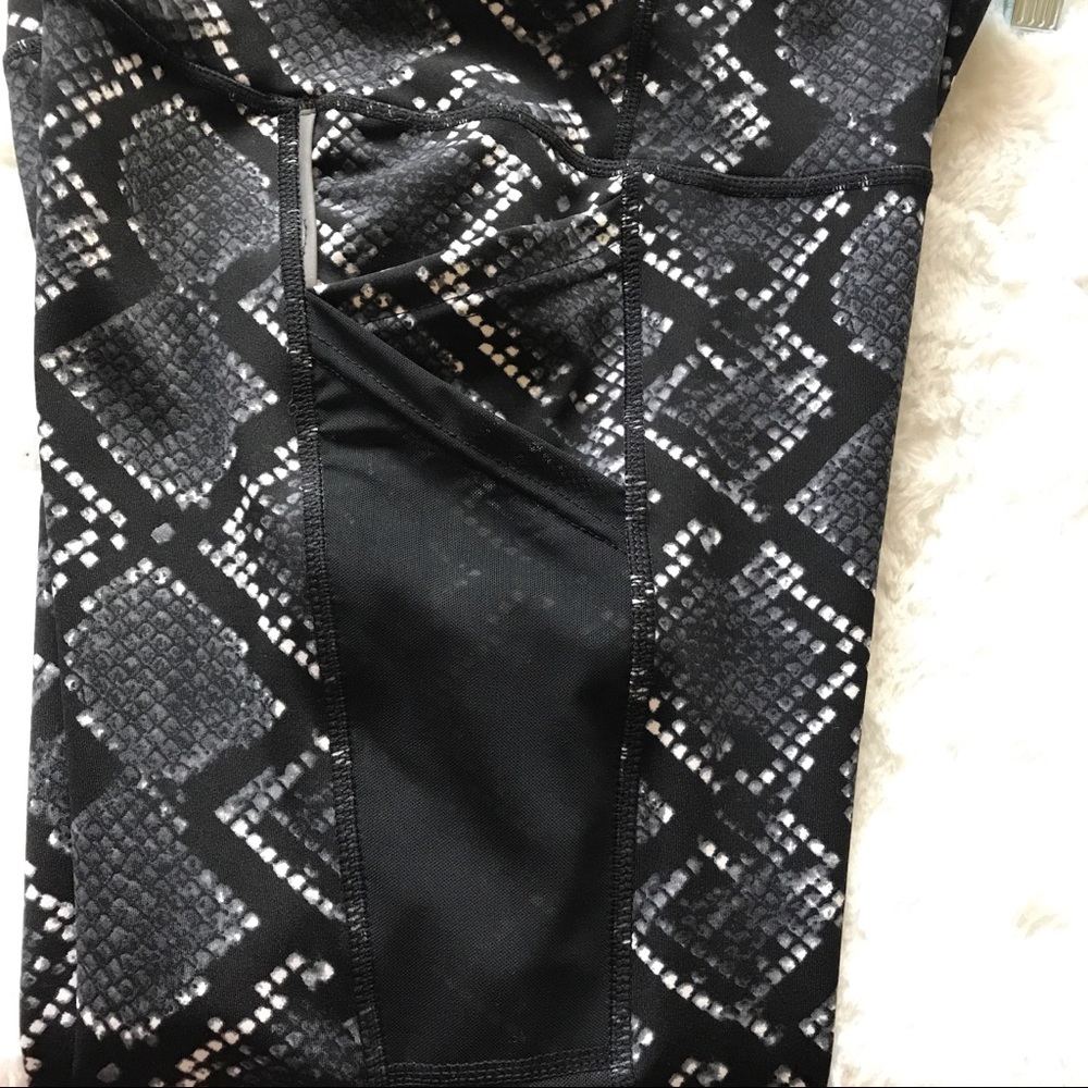 TKO Black/Gray Snake Print Capri Leggings Size Large NEW Compression Activewear - Picture 7 of 12